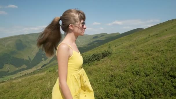 Junge Glückliche Frau Gelbem Kleid Läuft Einem Windigen Tag Den — Stockvideo