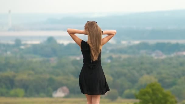 Vue Arrière Une Jeune Femme Heureuse Robe Été Courte Dansant — Video