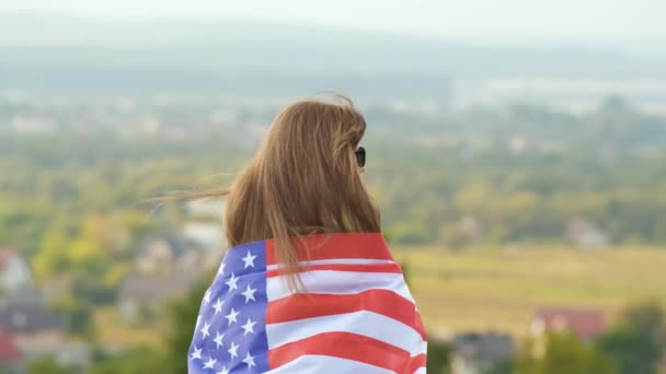 Mladá Šťastná Žena Dlouhými Vlasy Drží Vlnění Větru Americká Národní — Stock video