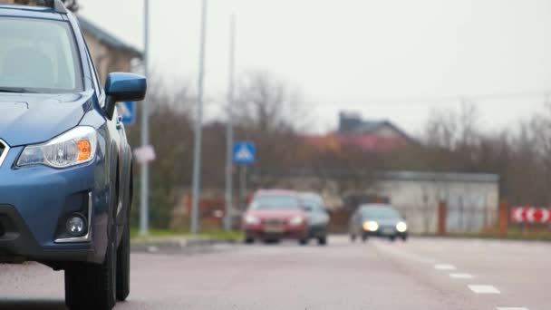 Zbliżenie Przedniego Reflektora Zepsutego Samochodu Zaparkowanego Stronie Ulicy Miejskiej Migającymi — Wideo stockowe