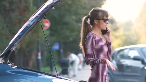 Arg Kvinnlig Förare Talar Mobiltelefon Med Hjälp Servicearbetare Står Nära — Stockvideo