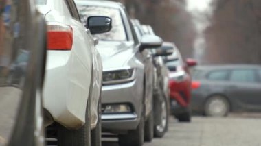 Arabalar şehir sokaklarında arka arkaya park edilmiş..
