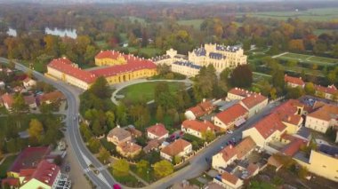 Çek Cumhuriyeti, Moravya 'da yeşil bahçeli küçük Lednice kasabası ve kale avlusunun havadan görünüşü. UNESCO Dünya Mirası Alanı.