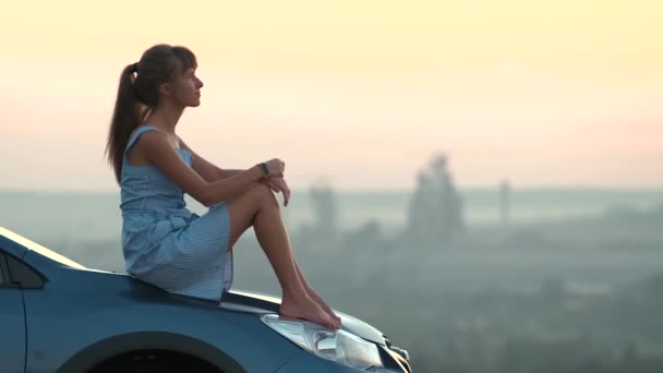 Šťastná Mladá Žena Řidič Modrých Šatech Těší Teplé Letní Večer — Stock video