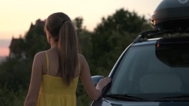 Szczęśliwa Młoda Kobieta Stojąca Blisko Samochodu Ciesząca Się Widokiem Zachód — Wideo stockowe