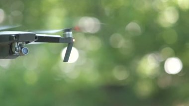 Hızlı dönen pervaneleri ve havada uçan video kamerası olan İHA uçakları.