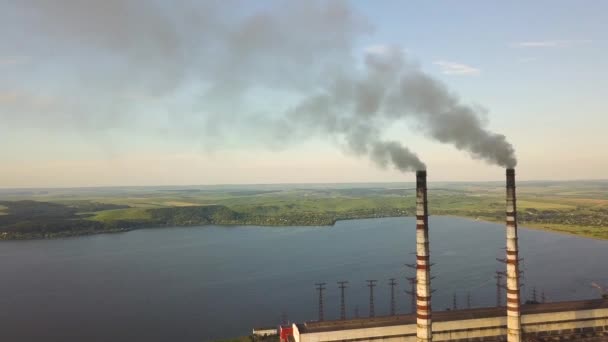 Letecký Pohled Vysoké Komínové Trubky Šedým Špinavým Kouřem Uhelné Elektrárny — Stock video