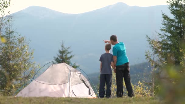 Baba Oğlu Yaz Dağlarında Bir Çadırın Yanında Birlikte Yürüyorlar Aktif — Stok video