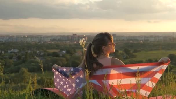 Νεαρή Γυναίκα Που Ποζάρει Την Εθνική Σημαία Των Ηπα Στο — Αρχείο Βίντεο