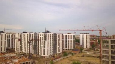 İnşaat halindeki yüksek apartmanlı şehir yerleşim alanının havadan görüntüsü.