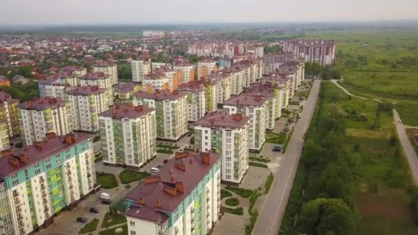 Yüksek Apartmanlı Şehir Yerleşim Alanının Havadan Görüntüsü — Stok video