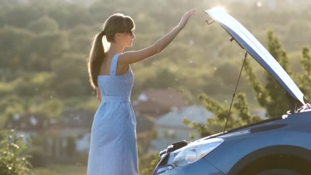 Jeune Conductrice Perplexe Debout Près Une Voiture Cassée Avec Capot — Video