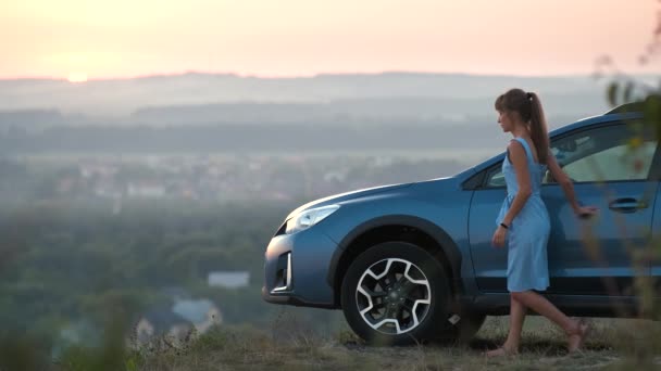 Boldog Fiatal Női Sofőr Kinyújtott Kézzel Élvezi Meleg Nyári Estét — Stock videók