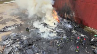 İtfaiyecilerin sanayi bölgesindeki yangın söndürme görüntüsü.