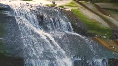 Sonbaharda kayalık kayalar arasında hızla akan temiz suyu olan küçük bir dağ deresi..