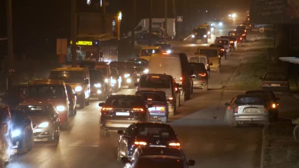 Atasco Tráfico Con Muchos Coches Moviéndose Lentamente Calle Ciudad Por — Vídeo de stock