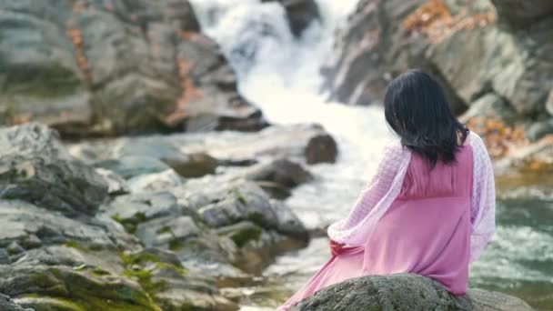 Une Femme Aux Cheveux Noirs Robe Soirée Longue Mode Assise — Video