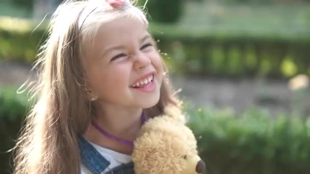 Красива Дівчина Грає Своєю Улюбленою Іграшкою Плюшевого Ведмедя Відкритому Повітрі — стокове відео