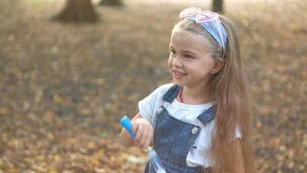 Kleines Glückliches Mädchen Das Draußen Grünen Park Seifenblasen Pustet Konzept — Stockvideo