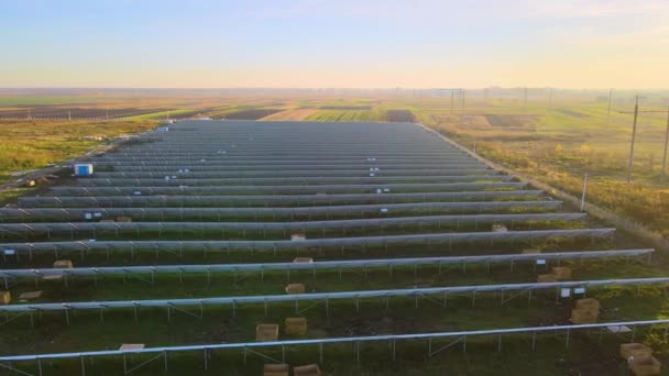 Luftaufnahme Eines Bau Befindlichen Solarkraftwerks Auf Der Grünen Wiese Montage — Stockvideo