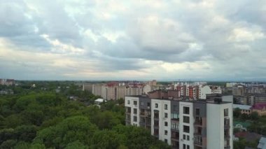 Yüksek apartmanlı şehir yerleşim alanının havadan görüntüsü.