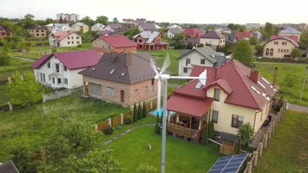 Luftaufnahme Von Vororthäusern Und Privathäusern Mit Begrüntem Rasen Bedecktem Hof — Stockvideo