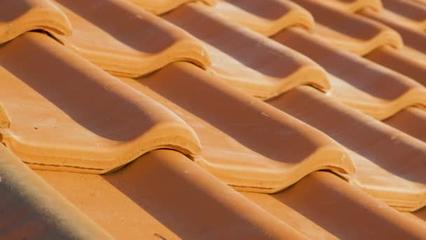 Überlappende Reihen Gelber Keramik Dachziegel Bedecken Das Dach Eines Wohnhauses — Stockvideo