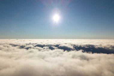 Beyaz kabarık bulutların yukarıdan görünüşü.