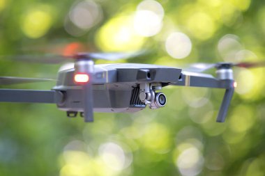 Bulanık pervaneli ve havada uçan video kameralı bir helikopter..