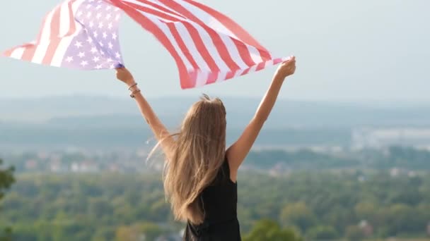 Joven Mujer Americana Feliz Con Pelo Largo Levantándose Ondeando Viento — Vídeo de stock