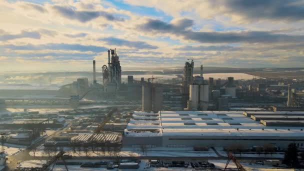 工业生产地区高厂房结构和塔式起重机水泥厂空中视图 — 图库视频影像