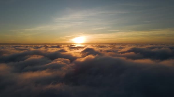 Vista Aérea Puesta Sol Color Amarillo Brillante Sobre Densas Nubes — Vídeos de Stock