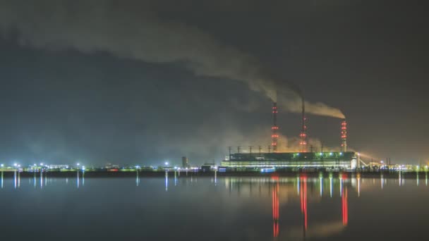 石炭発電所の時間経過黒い煙の高いパイプは 湖の水にそれを反映して夜に大気汚染を速く移動します — ストック動画