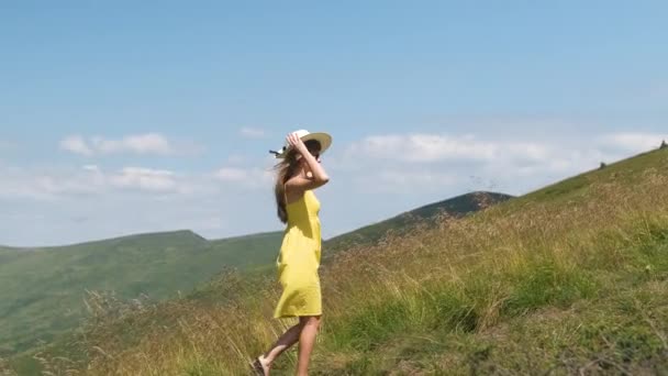 Junge Glückliche Frau Gelbem Kleid Die Einem Windigen Tag Den — Stockvideo