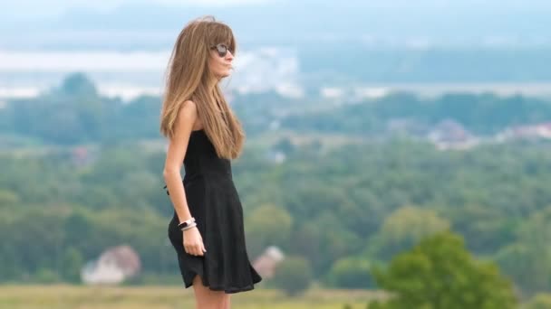 Młoda Szczęśliwa Kobieta Krótkiej Czarnej Sukience Stojąca Szczycie Wzgórza Ciesząca — Wideo stockowe