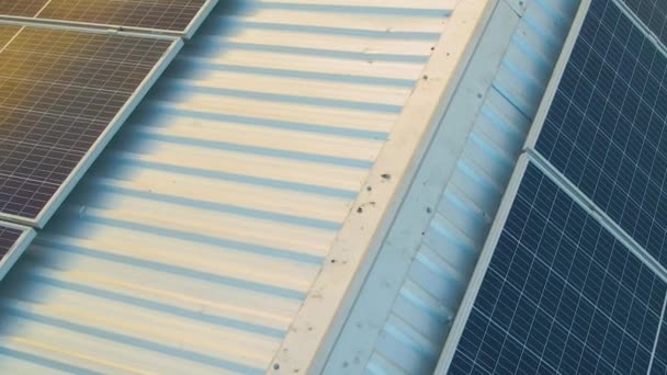蓝色光伏太阳能电池板安装在建筑物的屋顶上 以产生清洁的生态电力 可再生能源概念的生产 — 图库视频影像