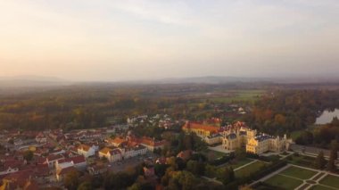 Çek Cumhuriyeti, Moravya 'da yeşil bahçeli küçük Lednice kasabası ve kale avlusunun havadan görünüşü. UNESCO Dünya Mirası Alanı.