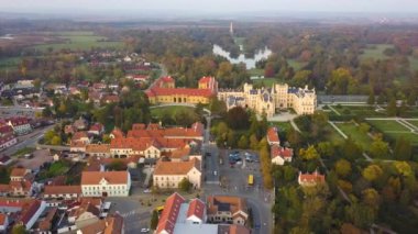 Çek Cumhuriyeti 'nin Moravya kentindeki Lednice Şatosu' ndaki küçük bir kasabanın ve yeşil bahçelerin havadan görünüşü. UNESCO Dünya Mirası Alanı.