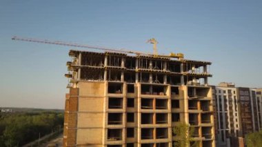 İnşaat halindeki uzun apartmanların havadan görünüşü.