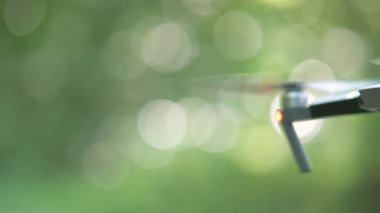 Hızlı dönen pervaneleri ve havada uçan video kamerası olan İHA uçakları.