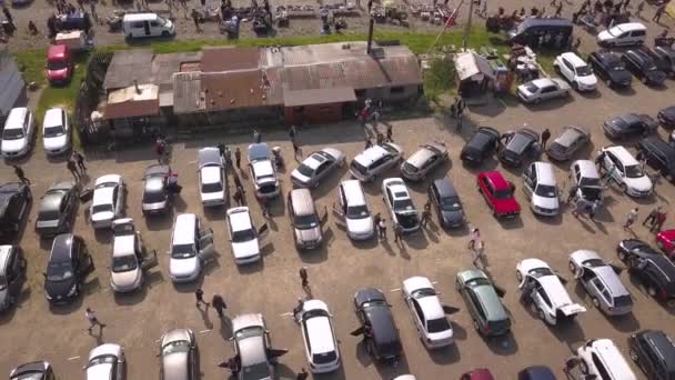 Park Etmiş Birçok Arabanın Araba Pazarında Veya Otoparkta Yürüyen Müşterilerin — Stok video