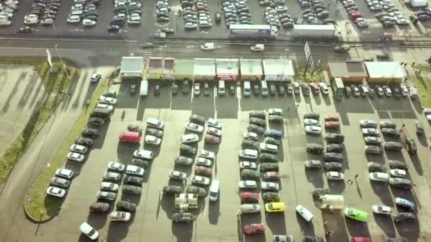 Top Luchtfoto Van Veel Auto Een Parkeerplaats Van Supermarkt Koop — Stockvideo