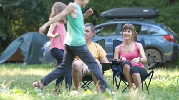 Rodzice Ich Dzieci Siedzą Razem Przytulają Się Szczęśliwie Szczęśliwa Rodzina — Wideo stockowe