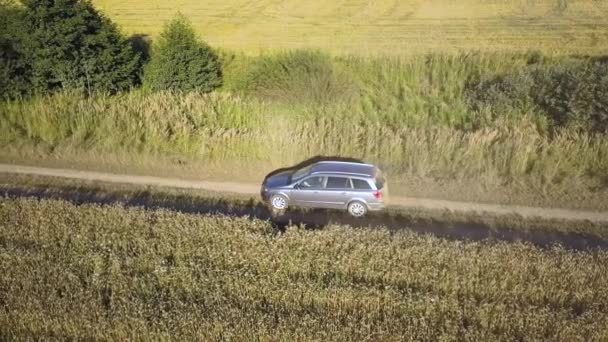 Зверху Вниз Повітряний Вид Швидкохідного Автомобіля Брудній Дорозі Залишає Хмару — стокове відео