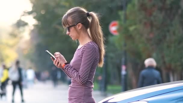 Młoda Piękna Kobieta Rozmawia Przez Telefon Komórkowy Ciepły Letni Dzień — Wideo stockowe