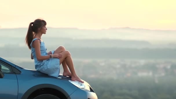 Jovem Motorista Descansando Capô Seu Carro Desfrutando Noite Quente Verão — Vídeo de Stock