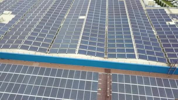 Sanayi Binasının Çatısına Monte Edilmiş Mavi Fotovoltaik Panelleri Olan Güneş — Stok video