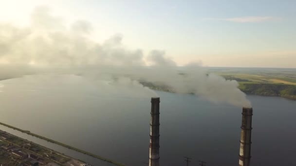 Luftaufnahme Hoher Kaminrohre Mit Grauem Schmutzigem Rauch Aus Kohlekraftwerken Stromerzeugung — Stockvideo