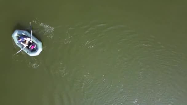 Letecký Pohled Mladého Muže Plavat Nafukovací Rafting Gumový Člun Vodní — Stock video