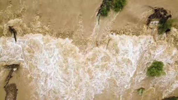 春雨中洪水泛滥期泥泞大河的空中景观 — 图库视频影像
